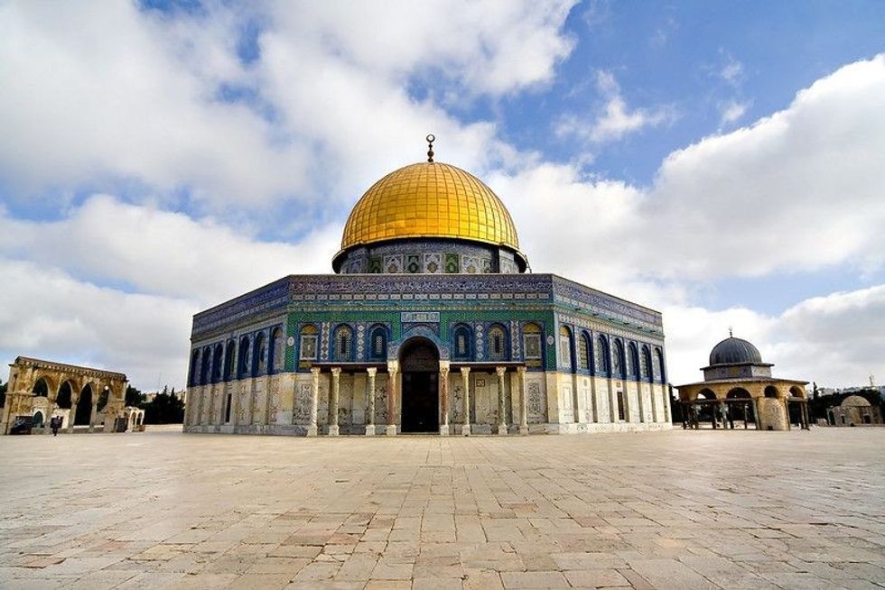 Amazing close view of the Golden Dome Mosque.