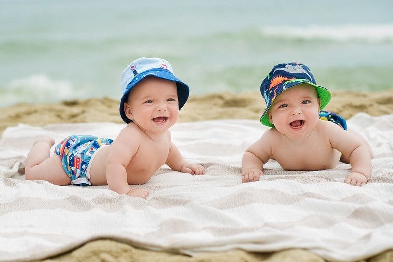 Half-year twins rest on the seafront