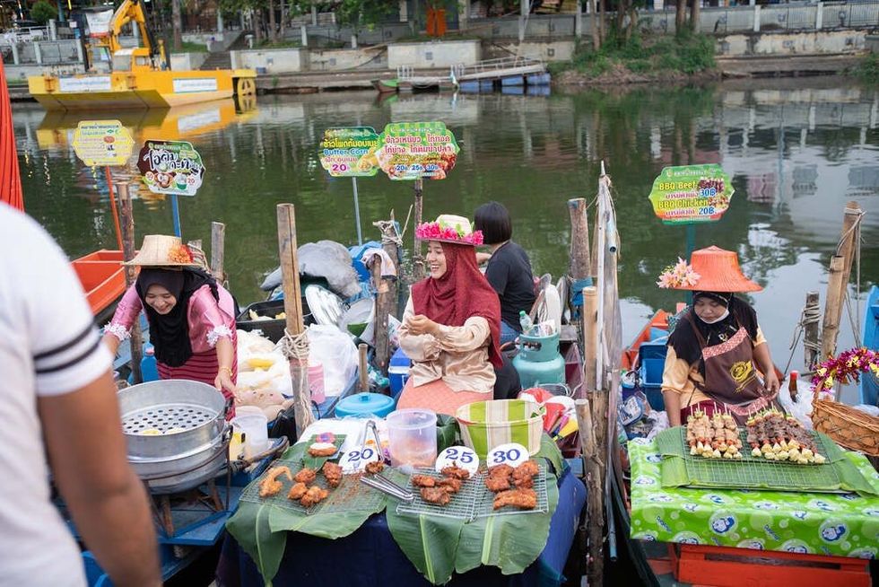 Khlong Hae Floating Market where local people and visitors can find various of Thai food, muslim food and Menora Southern traditional dance every Friday to Sunday.